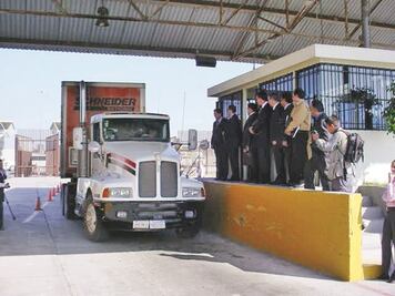 Persiste contrabando de combustible en algunas aduanas del país: AMLO