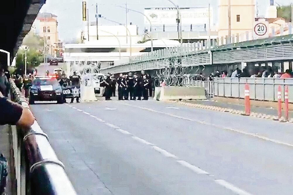 En la línea divisoria entre México y Estados Unidos se bloqueó el tránsito a peatones durante una hora. (CORTESÍA)