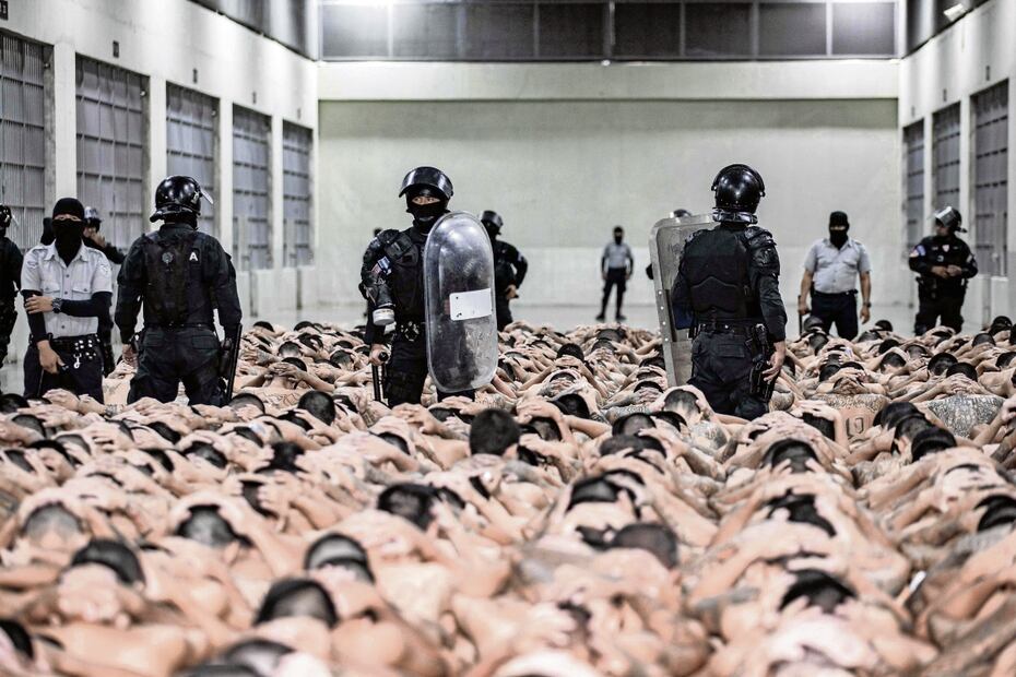 Presuntos pandilleros tras ser trasladados por la policía al Centro de Internamiento Terrorista en la ciudad de Tecoluca, en El Salvador. Foto: AFP