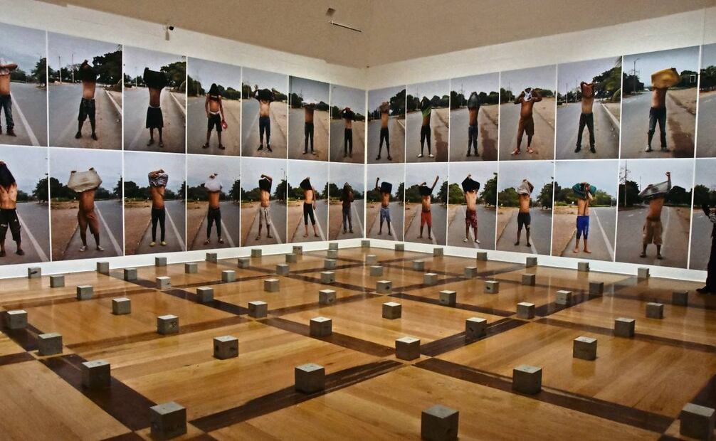 Trayectos plasma fotos y esculturas de venezolanos que cruzan a Colombia, retratados. Foto: Emilio Vásquez / EL UNIVERSAL