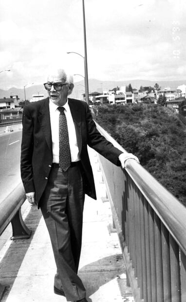 Heberto Castillo supervisando un puente en 1993. La tridilosa, invento de su autoría, se caracteriza por su ligereza y su contrastante aguante de peso. Además de una gran resistencia, esta estructura permite ahorrar en materiales, pues sólo usa 33% de concreto y 60% de metal que una construcción común. Foto: Sandra Puente/Archivo EL UNIVERSAL.