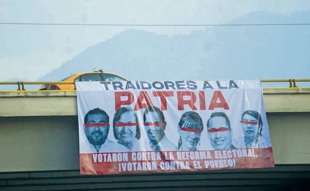 Morenistas de Oaxaca colocaron lonas para señalar a legisladores del PT y Verde que votaron contra la reforma. Foto: Edwin Hernández / EL UNIVERSAL