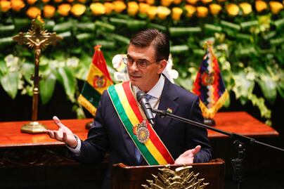 Rodrigo Paz jura como nuevo presidente de Bolivia; dice que el país "está devastado"