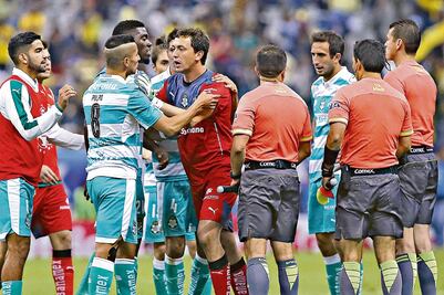 Se quejan los santistas de burlas de árbitro Miranda