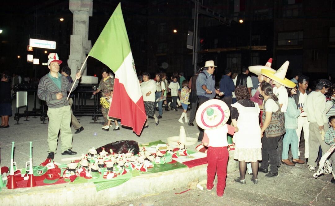 Venta de banderas, cornetas, sombreros y muñecos alusivos a la independencia, durante los festejos patrios de 1996. Foto: Gustavo Hurtado/Archivo EL UNIVERSAL.