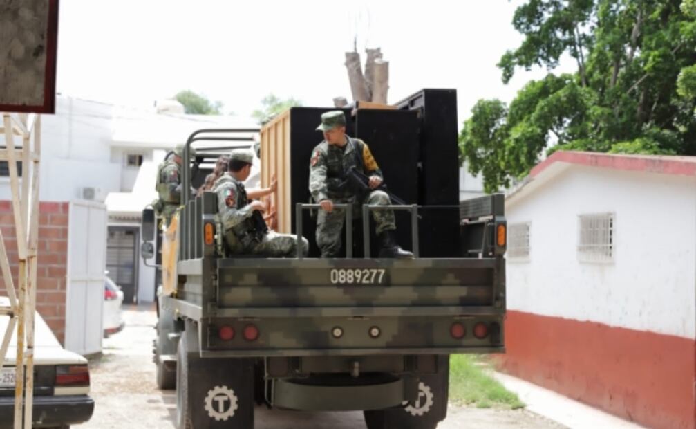 Tras inundaciones en Guasave, familias regresan a sus casas con todo y muebles con ayuda del Ejército
