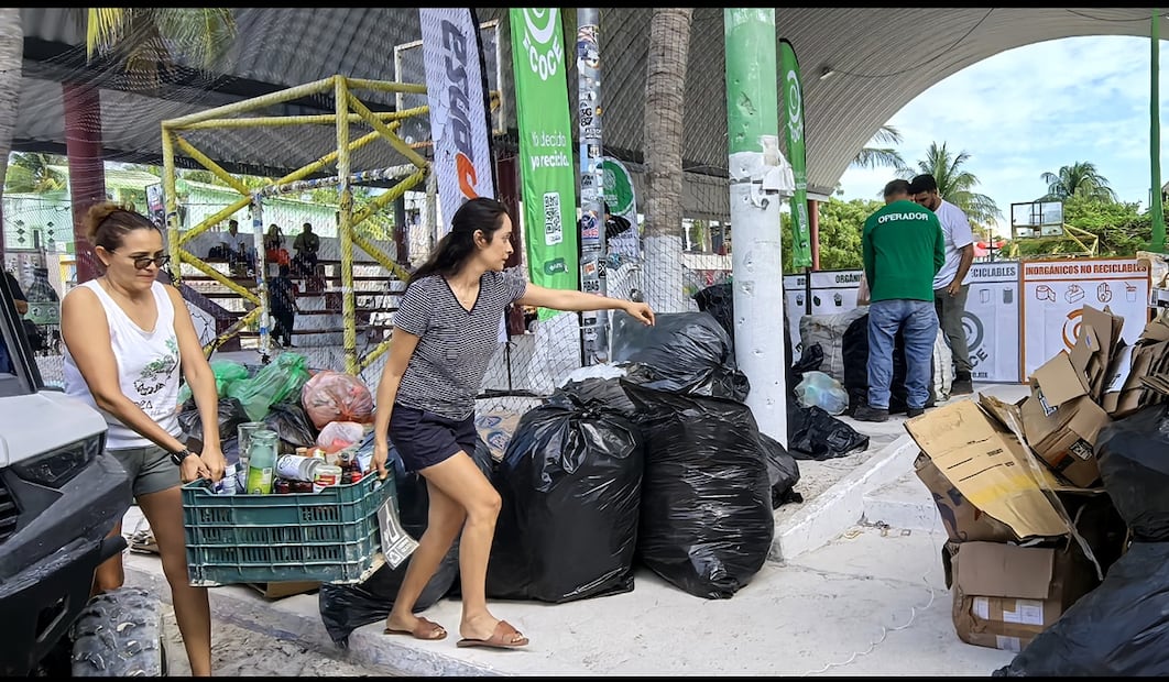 Una vez al mes pobladores voluntarios, estudiantes y comerciantes participan en cuadrillas de limpieza para recolectar basura en la isla de Holbox, Quintana Roo. Foto: Adriana Varillas/EL UNIVERSAL