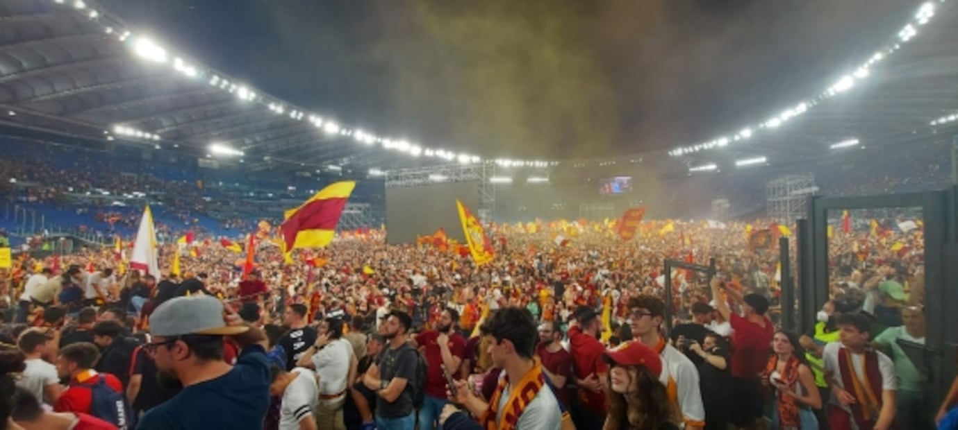 Roma es campeón de la Conference League y la ciudad se convierte en una locura