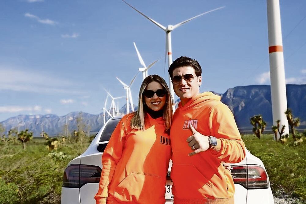 Mariana Rodríguez y su esposo Samuel García, aspirante presidencial por MC, impulsan las energías renovables y ofrecen crear parques eólicos de ganar en los comicios federales de 2024. Foto: Especial