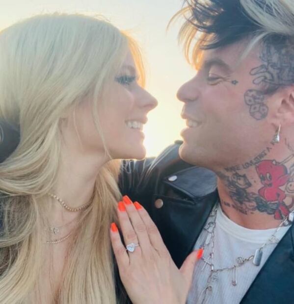 ¡Avril Lavigne se compromete! Así fue el romántico momento en París