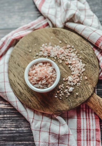 Cómo hacer un poderoso exfoliante con agua y sal