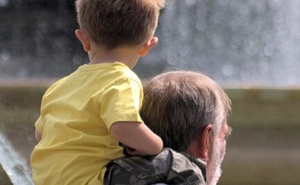 "No soy una guardería": abuelo cobra por cuidar a su nieto 