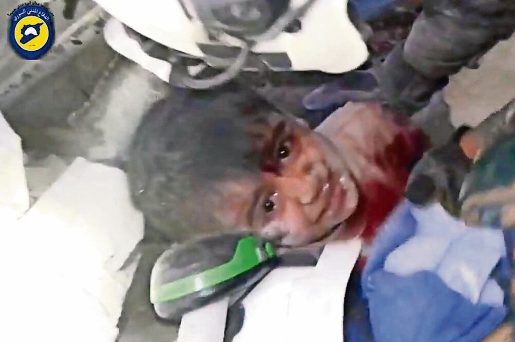 Afectados. Un niño es rescatado por los Cascos Blancos en Aleppo, donde todas las clínicas han sido cerradas. (FOTO: EFE)