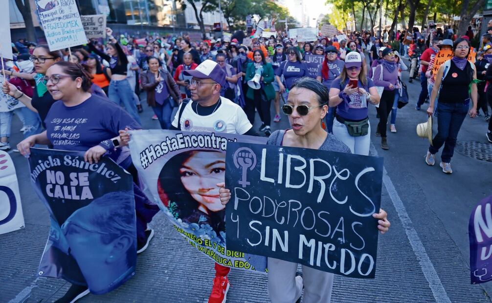 Madres de víctimas y sobrevivientes de agresiones participaron en la marcha por el Día de la Eliminación de la Violencia contra las Mujeres. Foto: Fernanda Rojas / EL UNIVERSAL