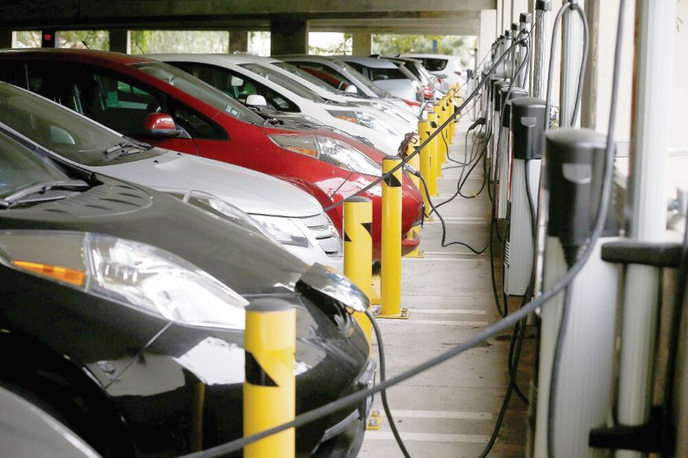 De acuerdo con el análisis de KPMG, los vehículos eléctricos de batería recuperarán su lugar sobre los de pila de combustible como la tendencia fabricante número uno. Foto: LUCY NICHOLSON. REUTERS
