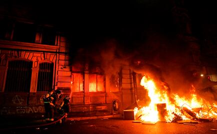 Manifestantes en Chile incendian edificio de "El Mercurio", el diario más antiguo del país