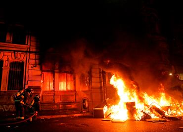 Manifestantes en Chile incendian edificio de "El Mercurio", el diario más antiguo del país