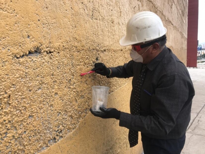 Arquitecto retira grafitis de Torres de Satélite… usando un cepillo dental