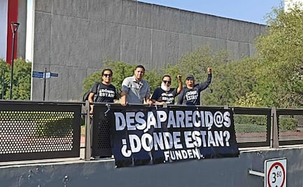 "¡Tengo a mi hija desaparecida!"; Policía intenta detener a madre buscadora que colocaba manta en puente