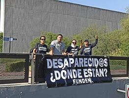 "¡Tengo a mi hija desaparecida!"; Policía intenta detener a madre buscadora que colocaba manta en puente