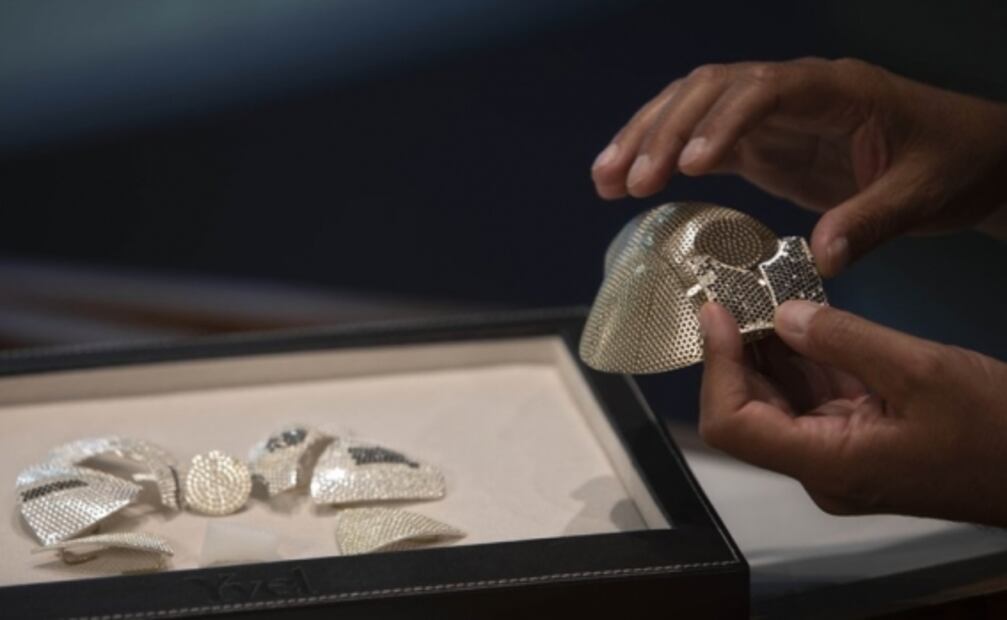 Este es el cubrebocas más caro del mundo; contiene oro y diamantes