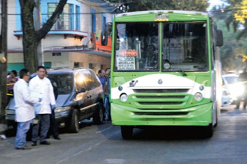 El asesinato ocurrió a bordo del la unidad 278 de la Ruta 1 en el cruce de Lago Zirahuén y Laguna de Términos, en la colonia Anáhuac. (HUGO GARCÍA. EL UNIVERSAL)