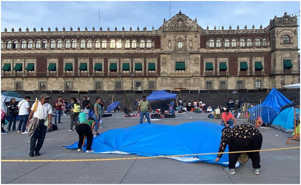 Maestros de la CNTE que mantenían un plantón en el zócalo, comienzan a retirar sus casas de campaña. Foto: Valente Rosas/EL UNIVERSAL