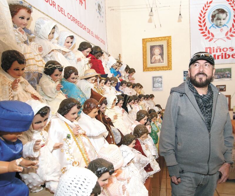 Dentro de la tienda de la familia de Saúl Uribe hay una colección de “niños” que la gente dona, además de la historia del establecimiento. Fotos: Carlos Mejía/EL UNIVERSAL