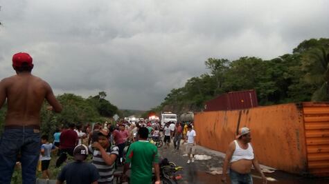 Vuelca tráiler en Veracruz; aprovechan y saquean despensas