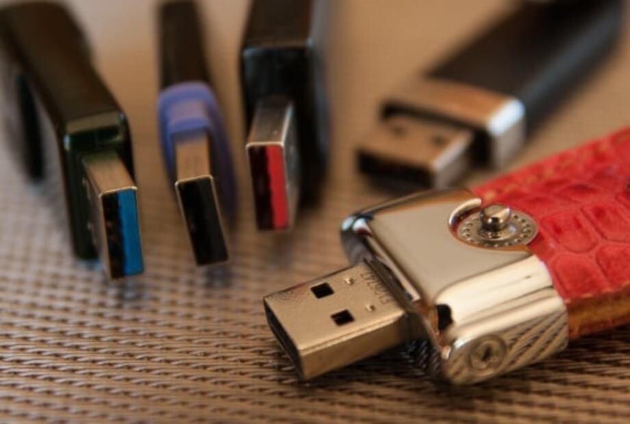 Así funcionan los condones USB que se conectan al celular 
