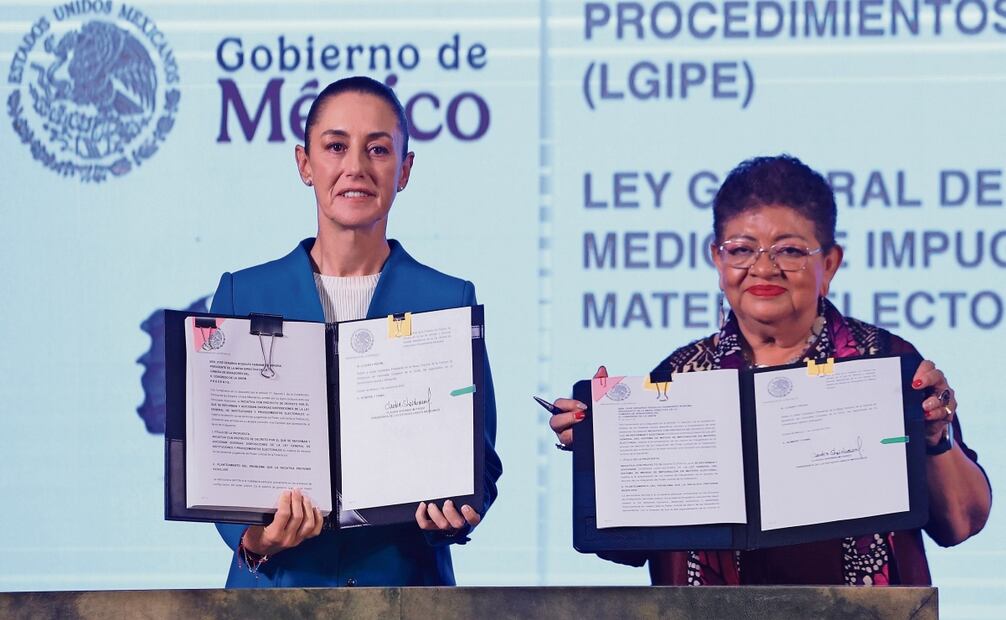 La presidenta Claudia Sheinbaum y la consejera Jurídica, Ernestina Godoy, presentaron las iniciativas en la mañanera. Foto: Berenice Fregoso / EL UNIVERSAL