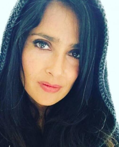 Salma Hayek deja ver sus canas