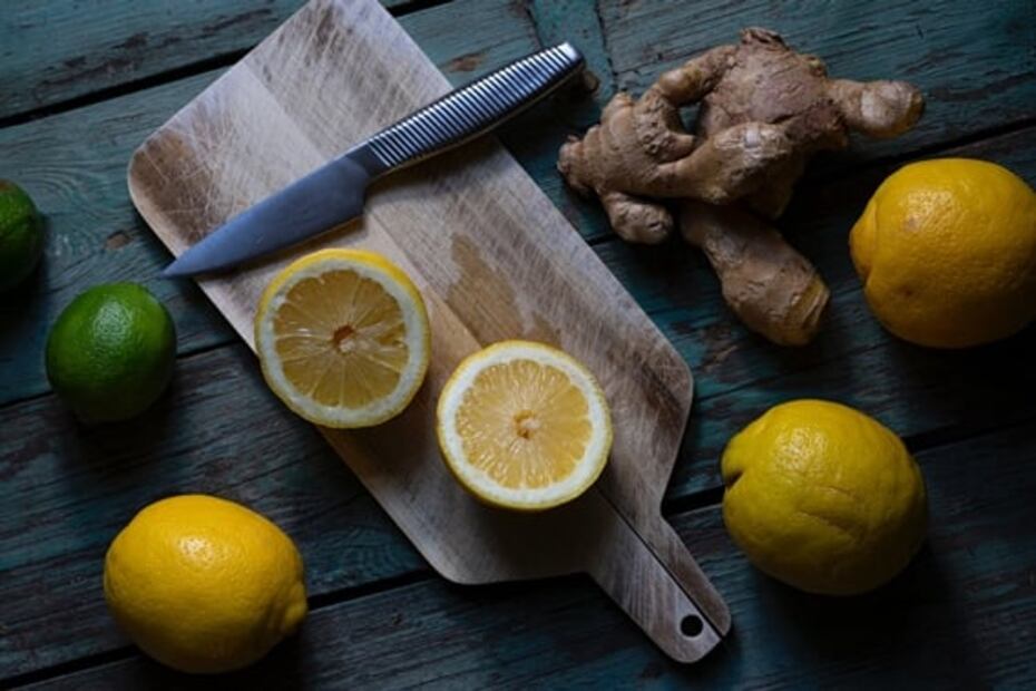 Prepara jugo de limón con jengibre y perejil para quemar grasa