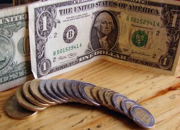Peso inicia la semana con retroceso por incertidumbre por TLCAN
