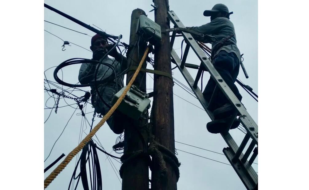 Trabajos de limpieza y retiro de cables en desuso, deteriorados y obsoletos en calles de la alcaldía Benito Juárez (27/06/2025). Foto: Especial