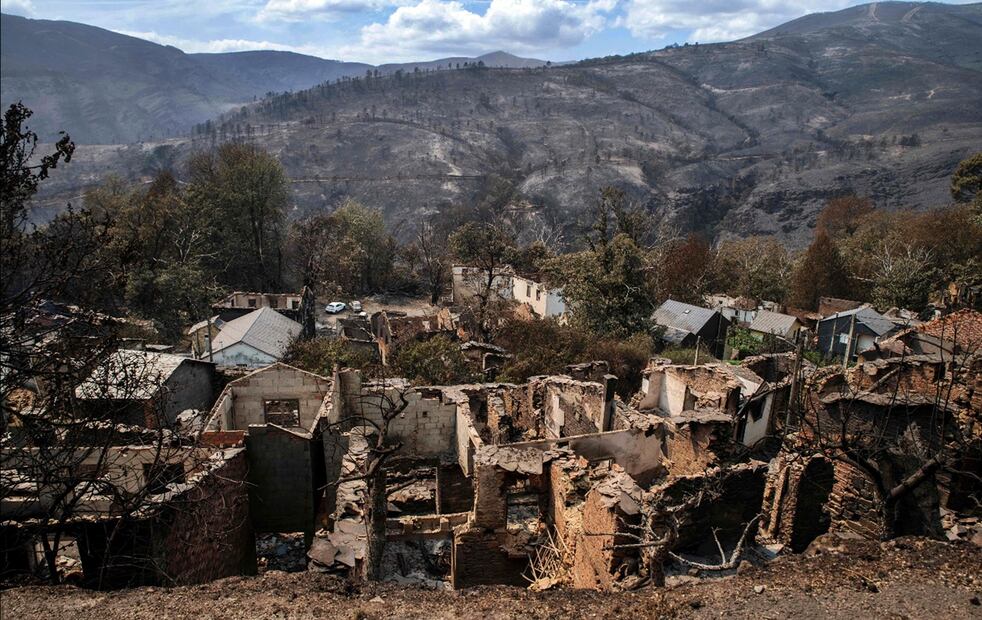 Vista general de San Vicente de Leira, en la provincia de Ourense, al noroeste de España, tras un incendio forestal, el 19 de agosto de 2025. Foto: AFP