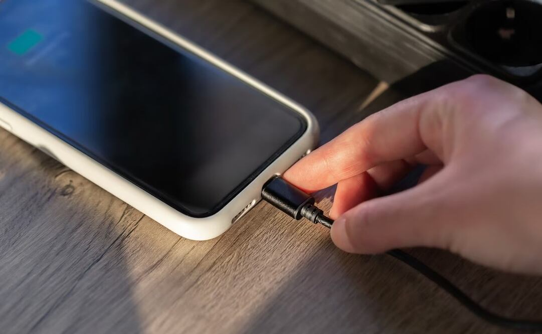 Batería del celular. Foto: Freepik