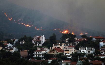 Gran incendio a las afueras de Atenas obliga a evacuar a cientos de personas; ola de calor provoca temperaturas de hasta 42 grados