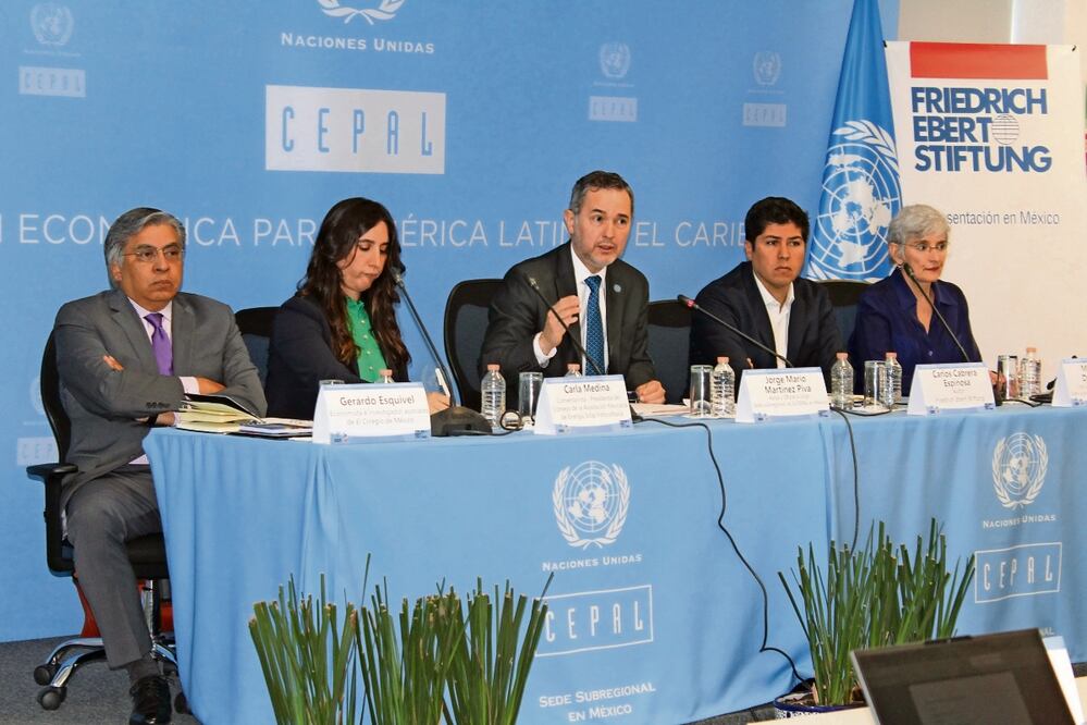 Jorge Mario Martínez-Piva, oficial encargado de la sede subregional de la Cepal en México (al centro), en conferencia de prensa este miércoles. Foto Especial