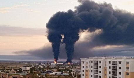 Ucrania bombardea terminal petrolera de Crimea; misil ruso alcanza buque civil en Odesa
