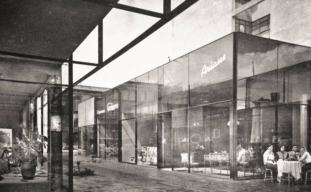 El pasaje comercial Jacaranda, que se ubicaba en la calle Génova, entre Liverpool y Londres a inicios de los años 60. Obra de Ramón Torres y Héctor Velázquez, fue uno de los sitios más populares en la Zona Rosa desde 1957 hasta los años 70. Colección Villasana.