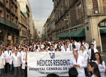 Médicos residentes exigen pago inmediato de becas; amagan con protesta nacional