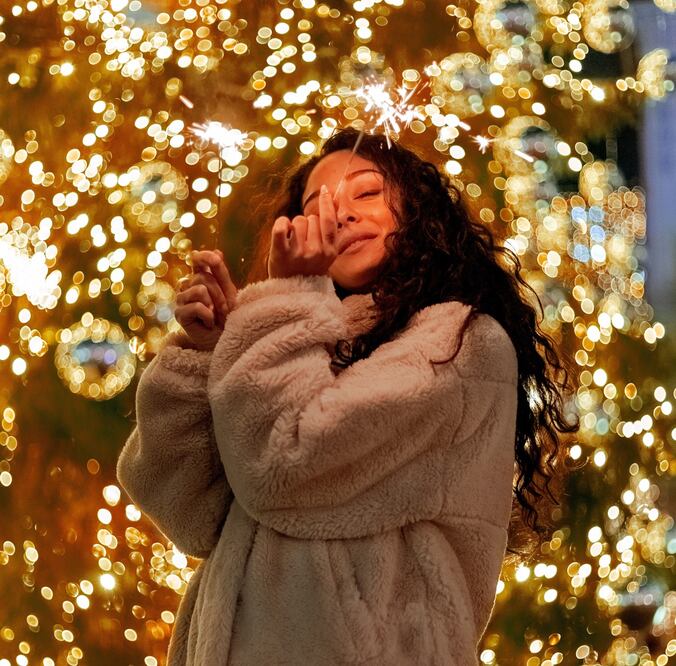 Aprovecha las luces navideñas para capturar hermosas fotos / Foto: Pexels