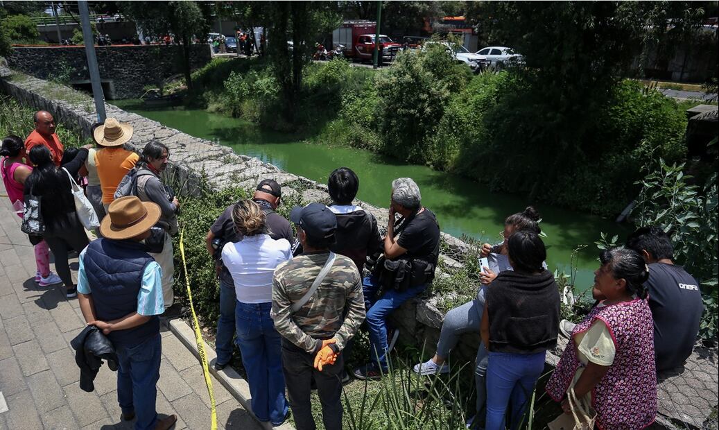 El cuerpo de una mujer fue encontrado flotando en el Canal Nacional en las inmediaciones del pueblo de Culhuacán, alcaldía de Coyoacán, el 5 de agosto de 2025. Foto: Luis Camacho/EL UNIVERSAL