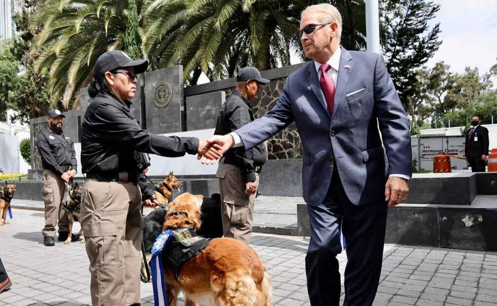 Ronald Johnson y Alejandro Gertz Manero "jubilan" a héroes de cuatro patas. Foto: Especial