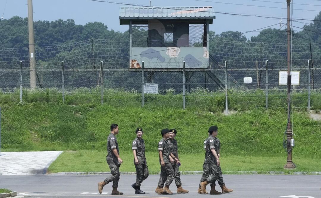 Soldados del ejército surcoreano pasan por delante de un puesto de vigilancia militar en el Pabellón Imjingak en Paju, Corea del Sur, cerca de la frontera con Corea del Norte. Foto: AP