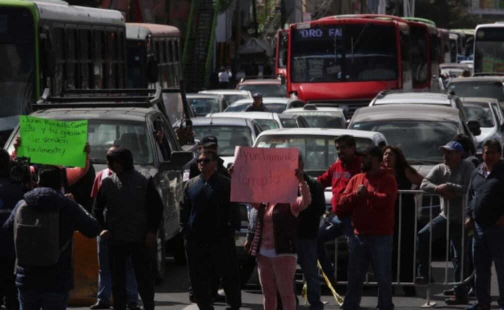 Comerciantes bloquean calles de Toluca; exigen retiro de ambulantes 
