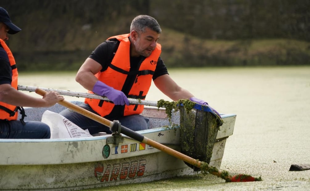 Retiran dos toneladas de basura de la Presa de Dolores en jornada de limpieza en Chapultepec. Foto: Especial