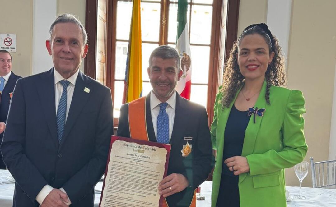 Reconocen a Mauricio Tabe en Colombia; recibe condecoración por su defensa de la democracia. Foto: Omar Díaz