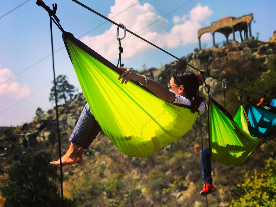 Disfruta de la mejor vista colgado de una hamaca sostenida por un cable de tirolesa. (Foto: Cortesía Centro Vacacional El Salto)